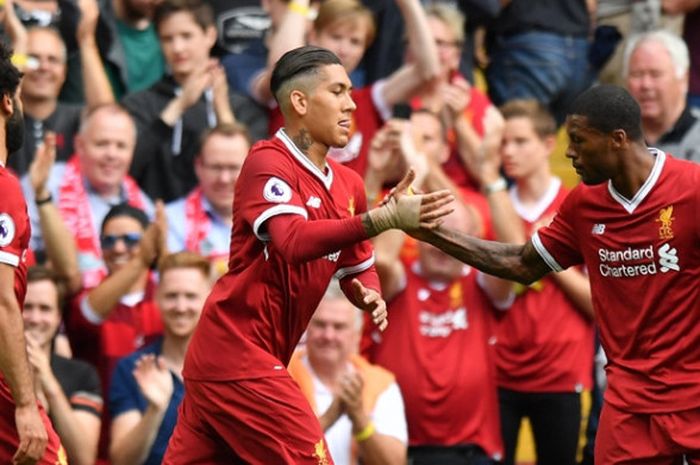 Para pemain Liverpool merayakan gol Roberto Firmino ke gawang Arsenal pada partai partai Liga Inggris di Stadion Anfield, Minggu (27/8/2017).