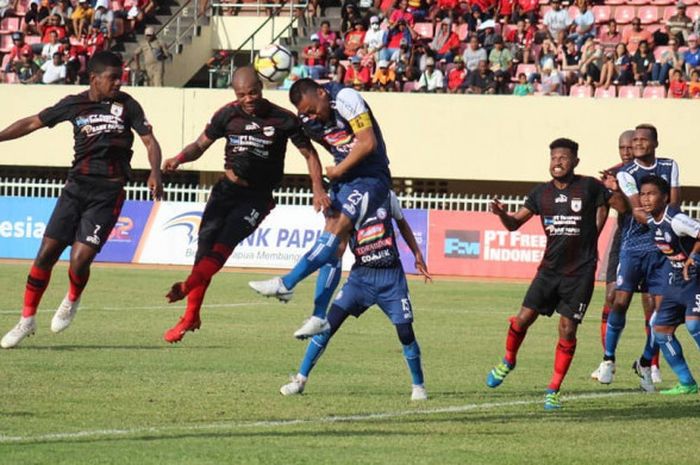 Pertandingan antara Persipura Jayapura melawan Arema FC di Stadion Mandala, Jayapura, Sabtu (22/9/2018).