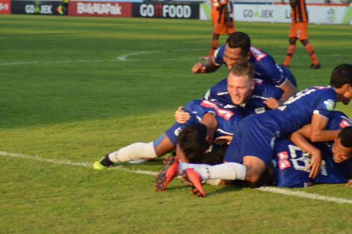 Pemain PSIS Semarang merayakan gol ke gawang Perseru Serui, Minggu (23/9/2018).