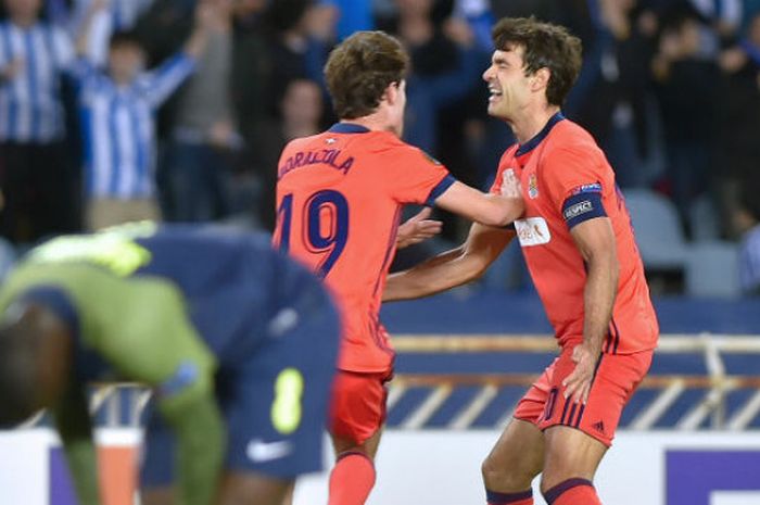 Pemain Real Sociedad, Xabi Prieto (kanan), merayakan gol ke gawang FC Salzburg pada pertandingan babak 32 Besar Liga Europa, 15 Februari 2018 di Stadion Anoeta, Spanyol. 