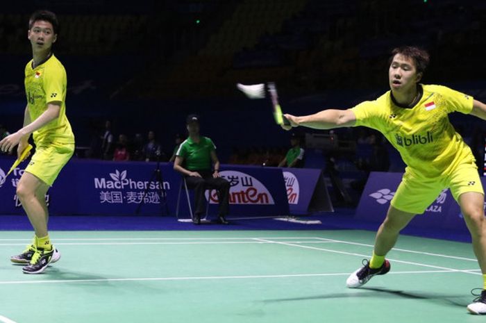 Pasangan ganda putra Indonesia, Marcus Fernaldi Gideon (kanan)/Kevin Sanjaya Sukamuljo, saat menjalani laga melawan Vladimir Ivanov/Ivan Sozonov (Rusia) pada babak perempat final China Terbuka 2017.