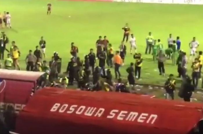 Suasana di Stadion Mattoanging Andi Mattalatta, Makassar, Sulawesi Selatan, Senin (6/11/2017), usai laga antara PSM Makassar Vs Bali United. PSM kalah, terjadi lemparan botol ke arah lapangan. 