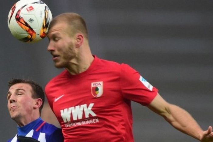 Bek Augsburg, Ragnar Klavan (kanan), berduel dengan bek Herta Berlin, Vladimir Daridadalam pertandingan Bundesliga 2015-2016 in Olympiastadion, Berlin, Jerman, pada 3 Januari 2016.