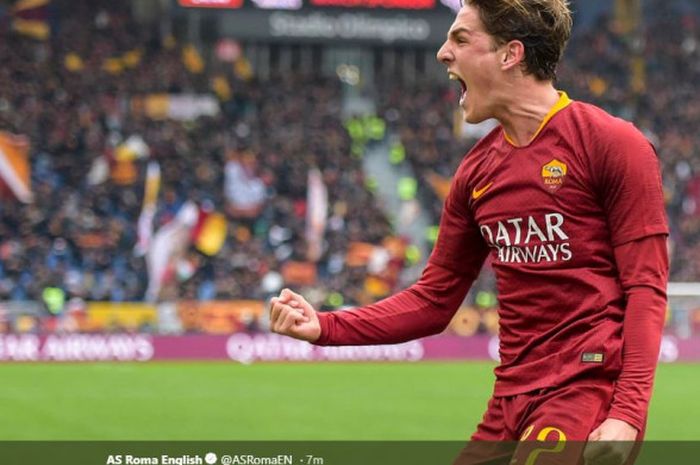 Gelandang muda AS Roma, Nicolo Zaniolo, berselebrasi usai mencetak skor ke gawang Torino.