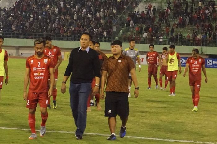 Pelatih Persis Solo, Widiantoro (berbaju hitam) tampak lesu setelah timnya ditahan Persipon Pontianak 1-1 pada laga lanjutan Liga 2 di Stadion Manahan Solo, Jumat (18/8/2017).