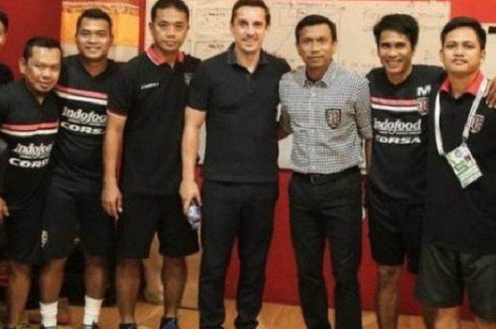 Gary Neville fot bersama Widodo C. Putro