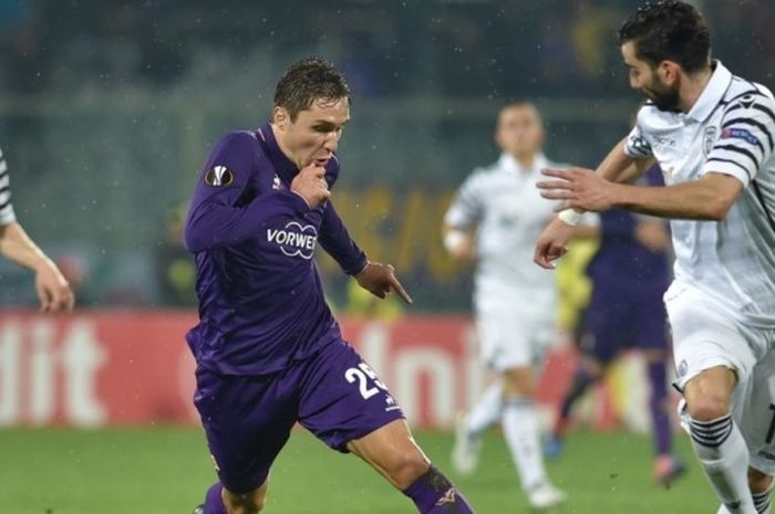 Penyerang Fiorentina, Federico Chiesa (ungu), mencoba melewati bek PAOK, Jose Angel Crespo, dalam laga Liga Europa di Stadion Artemio Franchi, Florence, 24 November 2016.