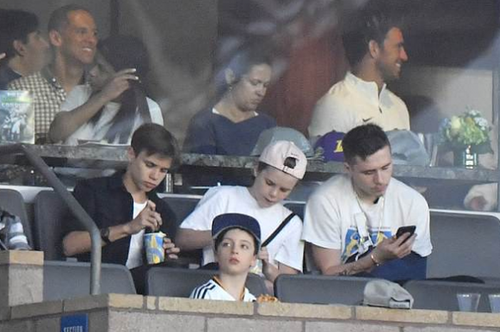 Brooklyn Beckham tampak asyik memainkan pnonselnya saat pertandingan anatar LA Galaxy melawan Kansas Cit, Minggu, (8/4/2018)