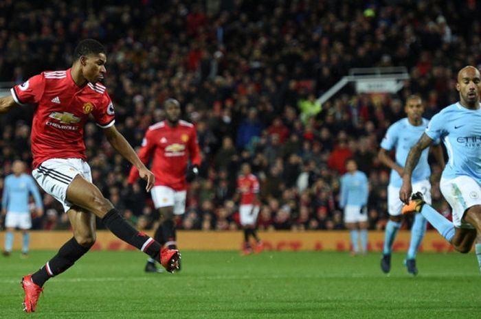 Striker Manchester United, Marcus Rashford, mencetak gol ke gawang Manchester City dalam laga Liga Inggris di Stadion Old Trafford, Manchester, pada 10 Desember 2017.