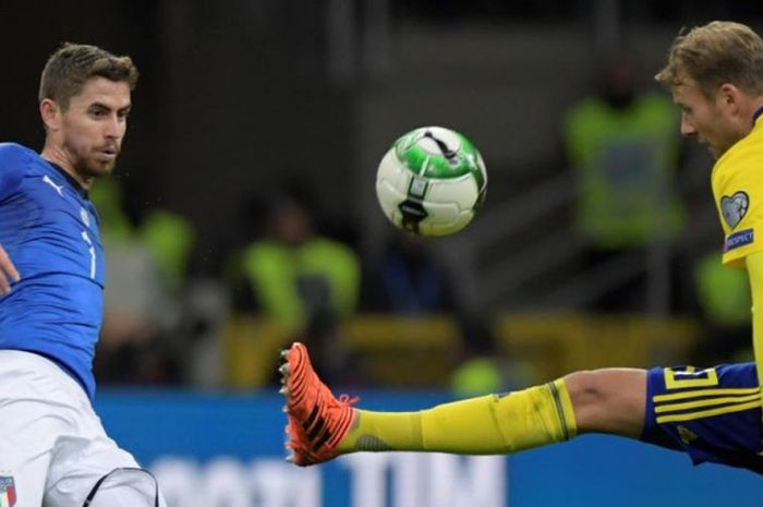 Aksi Jorginho (kiri) berduel dengan penyerang Ola Toivonen dalam laga play-off Piala Dunia 2018 antara timnas Italia lawan Swedia di  Giuseppe Meazza, Milan, 13 November 2017.