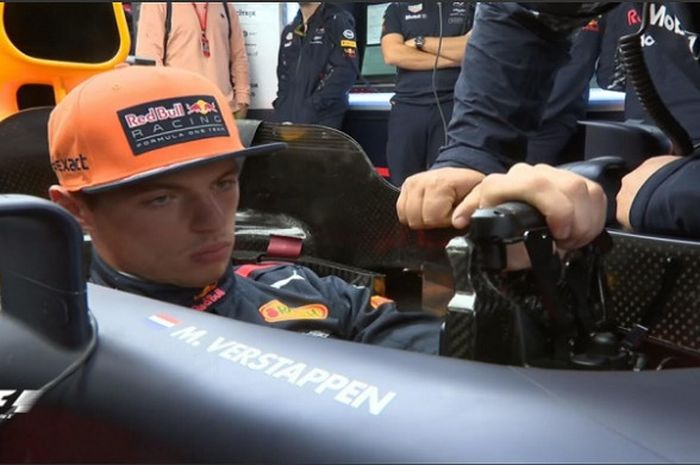 Max Verstappen menunggu hujan reda di sesi free practice GP Italia yang digelar pada (2/9/2017).