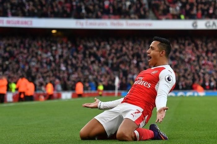 Penyerang Arsenal, Alexis Sanchez, merayakan golnya seusai membobol Bournemouth di Stadion Emirates, London, Minggu (27/11/2016). 