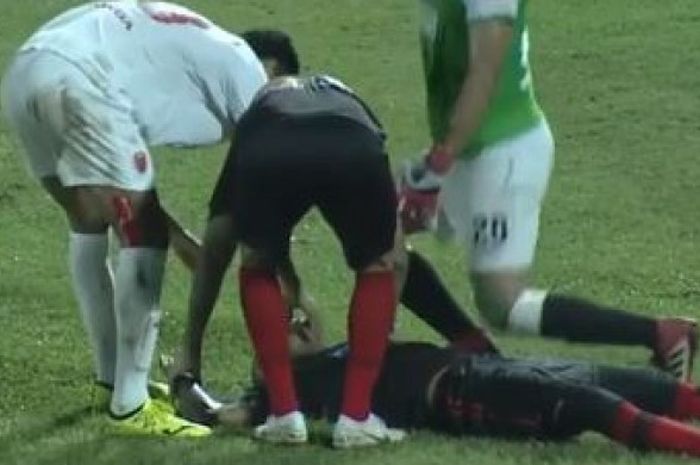 Hilton Moreira saat terkapar di laga Persipura versus PSM Makassar, Senin (4/6/2018).