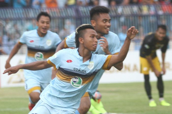 Gol penyerang Persela, Fahmi Al Ayubi penentu kemenangan timnya kontra Barito Putra, Jumat (28/7/2017) di stadion Surajaya, Lamongan.