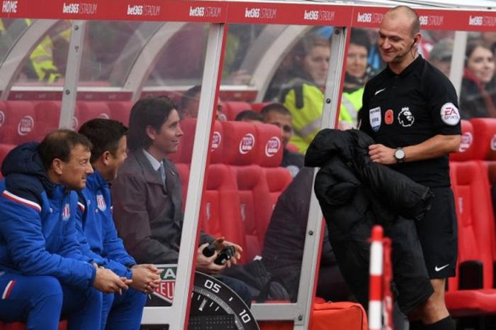 Wasit Robert Madley setelah meninggalkan lapangan menuju bench karena cedera dalam partai Liga Inggris antar Stoke City lawan Leicester City di Bet365 Stadium, Stoke on Trent, 4 November 2017.