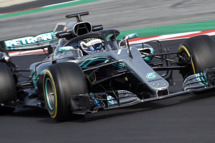 Pebalap Mercedes dari Finlandia, Valtteri Bottas, memacu jet daratnya pada sesi pagi hari kedua tes pramusim Formula 1 (F1) 2018 di Sirkuit Catalunya, Barcelona, Spanyol, Selasa (27/2/2018).