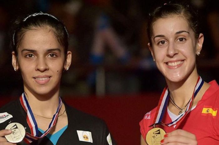  Saina Nehwal (kiri) dan Carolina Marin (kanan) pada ajang Kejuaraan Dunia Bulu Tangkis 2015. Marin berhasil kalahkan Saina di pertandingan puncak. 