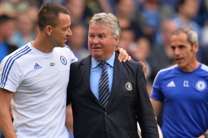  Manajer Chelsea, Guus Hiddink (tengah), berbincang dengan John Terry usai laga kontra Leicester City di Stadion Stamford Bridge, Minggu (15/5/2016).  