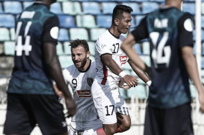 Pemain Bali United Ilija Spasojevic merayakan golnya ke gawang Yangon United di Stadion Thunuwwa, Myanmar, Rabu (11/4/2018)