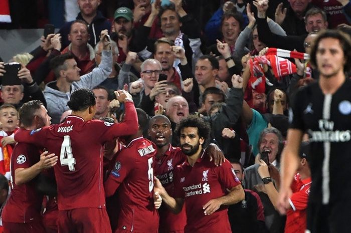 Para pemain Liverpool FC merayakan gol yang dicetak James Milner dalam laga Grup C Liga Champions kontra Paris Saint-Germain di Stadion Anfield, Liverpool, Inggris pada 18 September 2018.