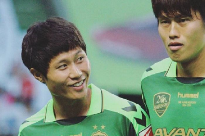 Gelandang Kwong Young-jin (kiri) saat masih membela klub Korea Selatan, Jeonbuk Hyundai Motors.