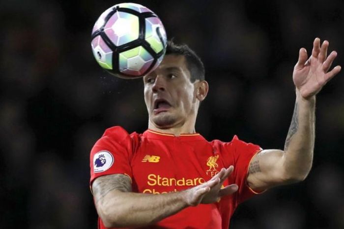     Aksi Dejan Lovren dalam partai Liga Inggris antara Liverpool melawan Watford di Stadion Vicarage Road, 1 Mei 2017.    