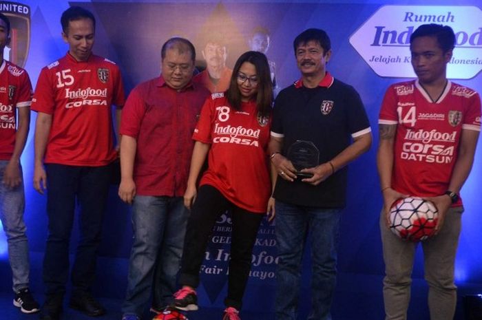 Dari kiri ke kanan: Ricky Fajrin (pemain Bali United FC), Fierman Authar (Marketing Manager Divisi Corporate Marketin PT Indofood Sukses Makmur Tbk), Yabes Tanuri (CEO Bali United FC), dan Irma Prianti (Customer Activation Manager Divisi Corporate Marketing PT Indofood Sukses Makmur Tbk), Indra Sjafri (Pelatih Bali United FC),  dan I Gede Sukadana (pemain Bali United) berpose usai menggelar acara 