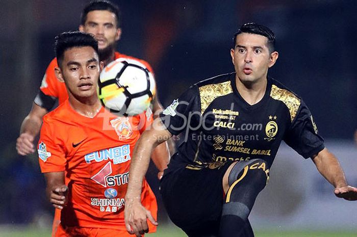 Gelandang Sriwijaya FC, Esteban Gabriel Vizcarra (kanan), berebut bola dengan gelandang Borneo FC, Abrizal Umanailo, pada laga Liga 1 di Stadion Segiri, Minggu (25/3/2018).