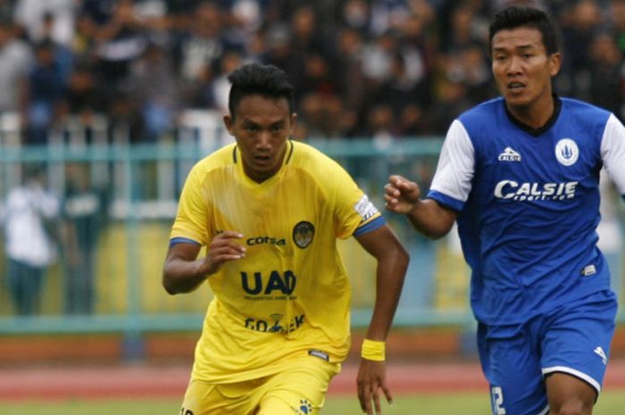 Pemain PSIM Yogyakarta, Raymond Tauntu (kiri) adu lari dengan pilar PSCS Cilacap di Stadion Wijayakusuma, Cilacap.