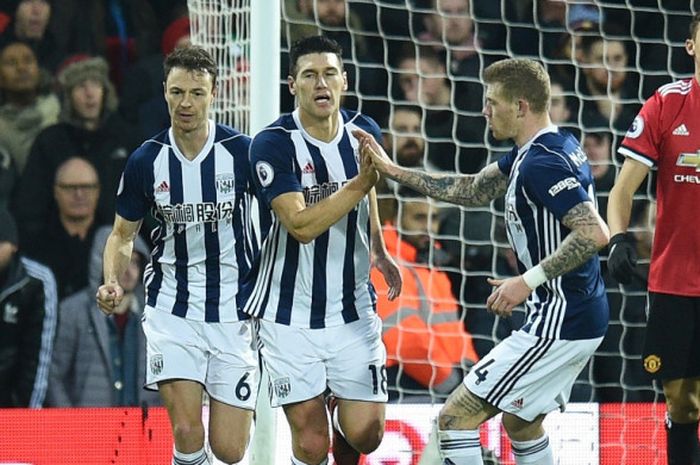 Gelandang West Bromwich Albion, Gareth Barry (tengah), merayakan gol yang dia cetak ke gawang Manchester United dalam laga Liga Inggris di Stadion The Hawthorns, West Bromwich, pada 17 Desember 2017.