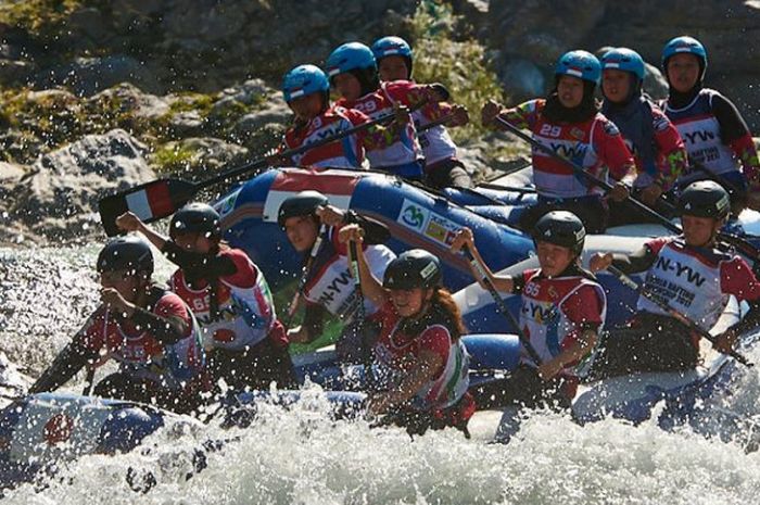 Tim arung jeram youth putri Indonesia tampil pada nomor lomba Down River Race (DDR) dalam Kejuaraan Dunia Arung Jeram (WRC) 2017.