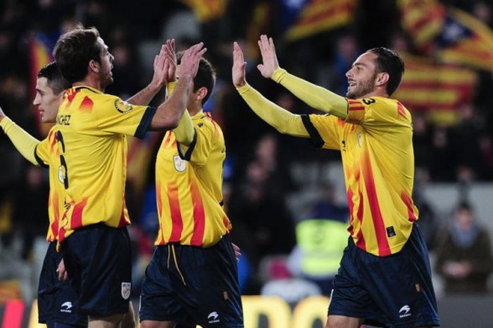 Penyerang Timnas Catalonia, Sergio Garcia, merayakan gol ke gawang Tanjung Verde pada laga persahabatan internasional di Stadion Lluis Companys, Barcelona, pada 30 Desember 2013.