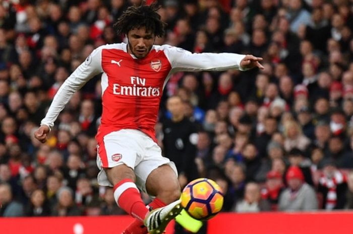 Aksi gelandang Arsenal, Mohamed Elneny, dalam partai Liga Inggris lawan Bournemouth di Stadion Emirates, London, 27 November 2016.