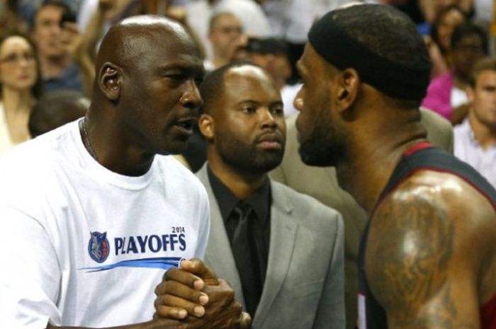 Legenda NBA, Michael Jordan (kiri), saat berjabat tangan dengan LeBron James seusai laga keempat perempat final Wilayah Timur NBA Playoff 2014, di Time Warner Cable Arena, 28 April 2014.