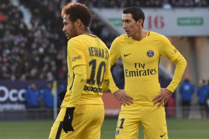 Neymar dan Angel Di Maria bersiap eksekusi tendangan bebas saat PSG bertandang ke Toulouse, Sabtu (10/2/2018). 