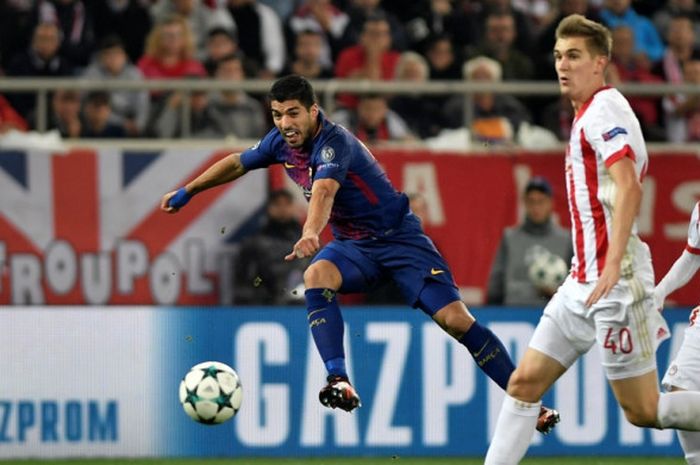 Striker FC Barcelona, Luis Suarez (kiri), beraksi dalam laga Grup D Liga Champions kontra Olympiacos FC di Stadion Karaiskakis, Piraeus, Yunani, pada 31 Oktober 2017.