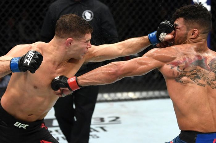 Kevin Lee (kanan) terkena pukulan dari Al Iaquinta tepat di wajahnya pada laga UFC FOX 31, Minggu (16/12/2018) WIB.