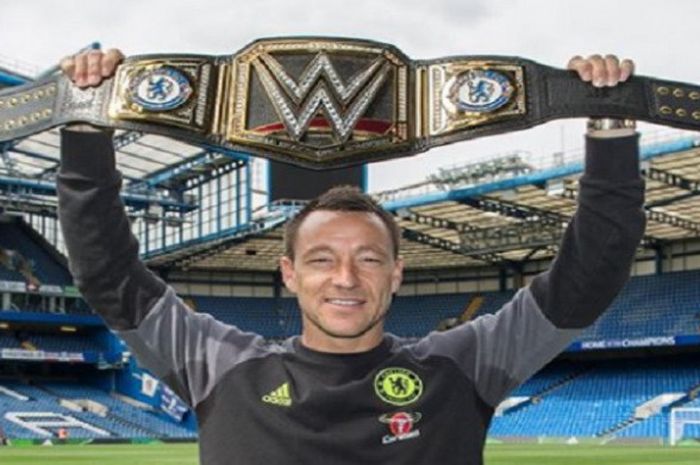 Joh Terry saat menerima hadiah sabuk juara WWE setelah Chelsea berhasil menjadi juara Liga Inggris musim 2016-2017.