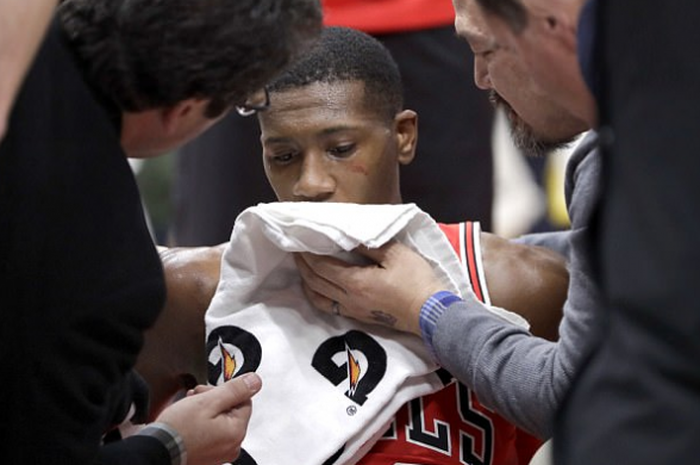 Pebasket Chicago Bulls, Kris Dunn, mendapat pertolongan pertama setelah gagal mendarat usai melakukan slam dunk pada Rabu (17/1/2018).