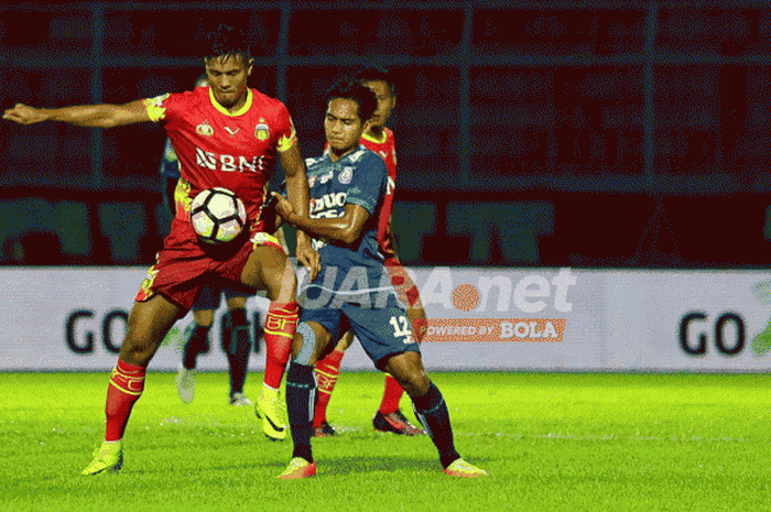 Pemain Bhayangkara FC, Jajang Mulyana  saat laga melawan Arema FC dengan skor akhir 2-0 dalam lanjutan Gojek Traveloka Liga 1 di Stadion Kanjuruhan Malang, Jawa Timur (23/04/2017).