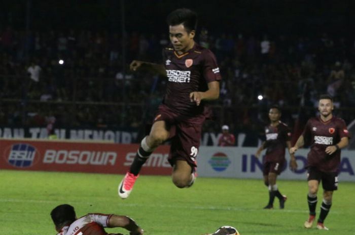     Winger PSM Makassar, Saldi, saat beraksi dalam laga PSM melawan Madura United di Stadion Mattoanging, Makassar, Rabu (30/5/18) malam.     