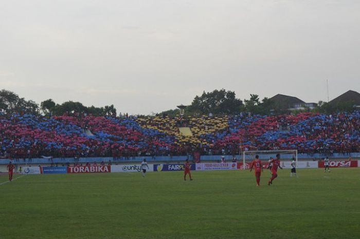 Koreografi Pasoepati tribune utara saat Persis Solo menjamu Cilegon United di Stadion Manahan, Solo, Rabu (4/7/2018) sore WIB.