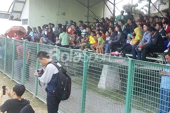 Penonton memadati tribun lapangan Karanggayam, Rabu (5/9/2018) untuk menyaksikan sesi latihan perdana Persebaya yang dipimpin oleh Djadjang Nurdjaman.