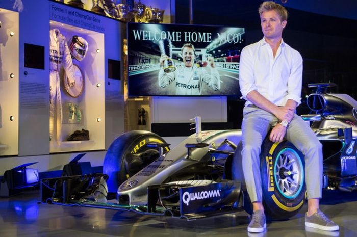 Juara dunia Formula 1 (F1) 2016 asal Jerman, Nico Rosberg berpose dengan mobil yang membawanya menjadi juara dunia, Mercedes F1 W07 hybrid, sebelum dibawa ke Museum Mercedes-Benz di Stuttgart, Jerman, 21 Agustus 2017.