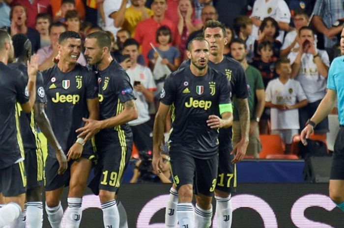 Megabintang Juventus, Cristiano Ronaldo, menangis usai menerima kartu merah dalam laga Grup H Liga Champions kontra Valencia di Stadion Mestalla, Valencia, Spanyol pada 19 September 2018.