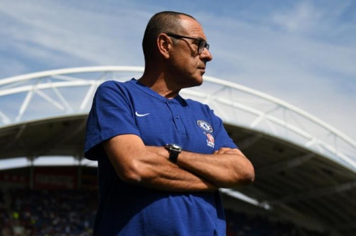 Ekspresi pelatih Chelsea Maurizio Sarri saat mengawal tim dalam laga Liga Inggris kontra Huddersfield Town di Stadion John Smith's, Huddersfield pada 11 Agustus 2018.