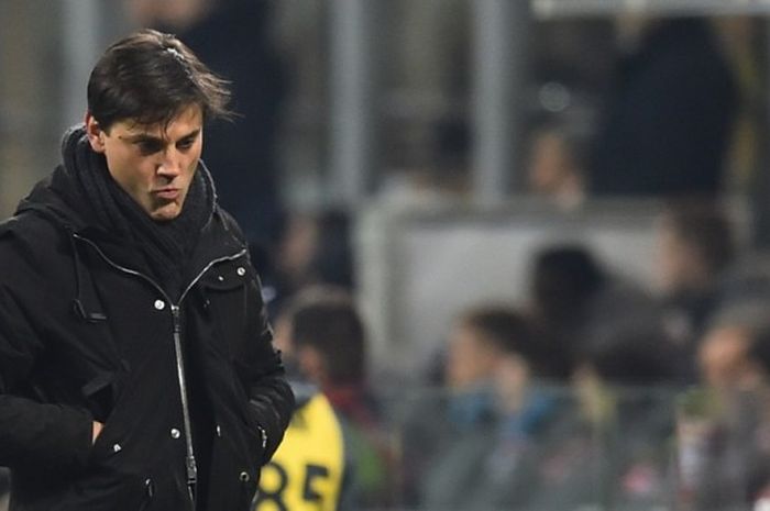 Pelatih AC Milan, Vincenzo Montella, mendampingi anak-anak asuhnya dalam laga Serie A kontra Napoli di Stadion San Siro, Milan, Italia, 21 Januari 2017.