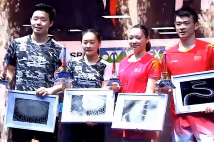 Ganda campuran China, Zheng Siwei/Huang Yaqiong, (kanan) juara French Open 2018 setelah menang Seo Seung-jae/Chae Yujung (Korea Selatan) 21-19. 21-14 pada Minggu (28/10/2018) di Stade Pierre de Coubertin, Paris, Prancis.