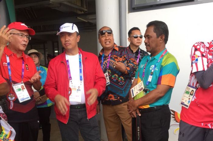 Menteri Pemuda dan Olahraga Indonesia, Imam Nahrawi, saat menyaksikan pertandingan babak perempat final panahan nomor compound beregu Asian Games 2018 di Lapangan Panahan Stadion Utama Gelora Bung Karno, Jakarta, Minggu (26/8/2018)