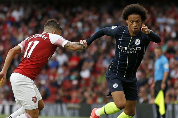  Penyerang Manchester City, Leroy Sane (kanan), berduel dengan gelandang Arsenal, Lucas Torreira, dalam laga Liga Inggris di Stadion Emirates, London pada 12 Agustus 2018. 